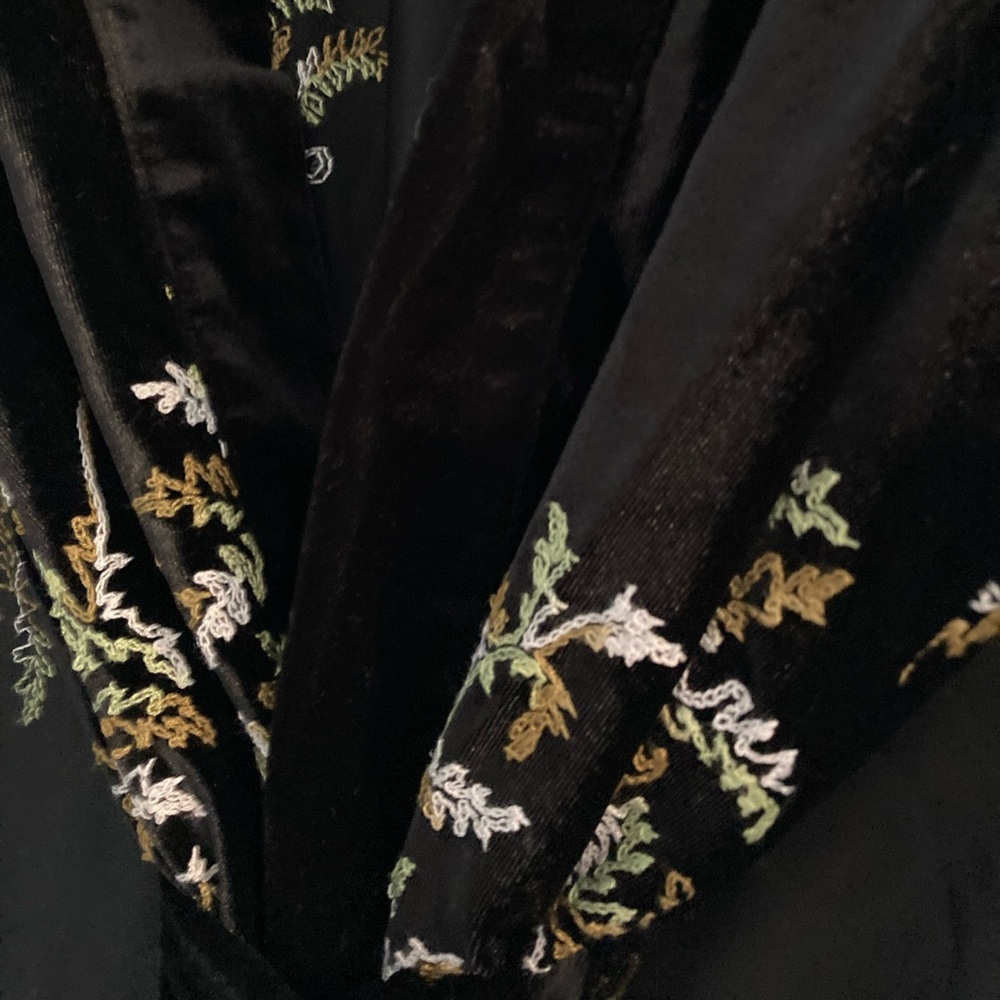 Earthy Black Velvet Fern Embroidered Cape Xl-1x - image 3
